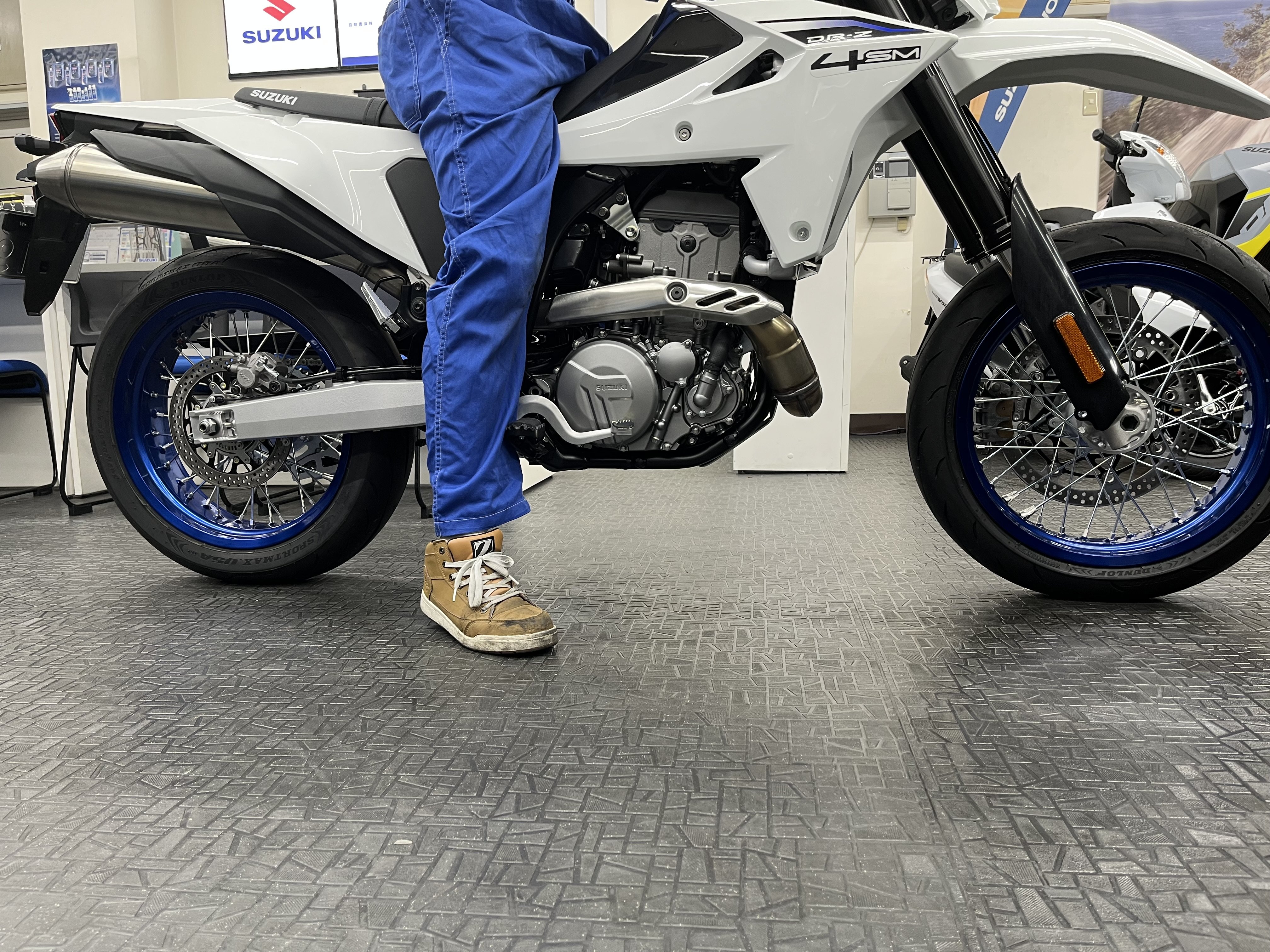 必見！】DR-Z4SM ローダウン仕様店頭展示ご用意しました！【跨りOK